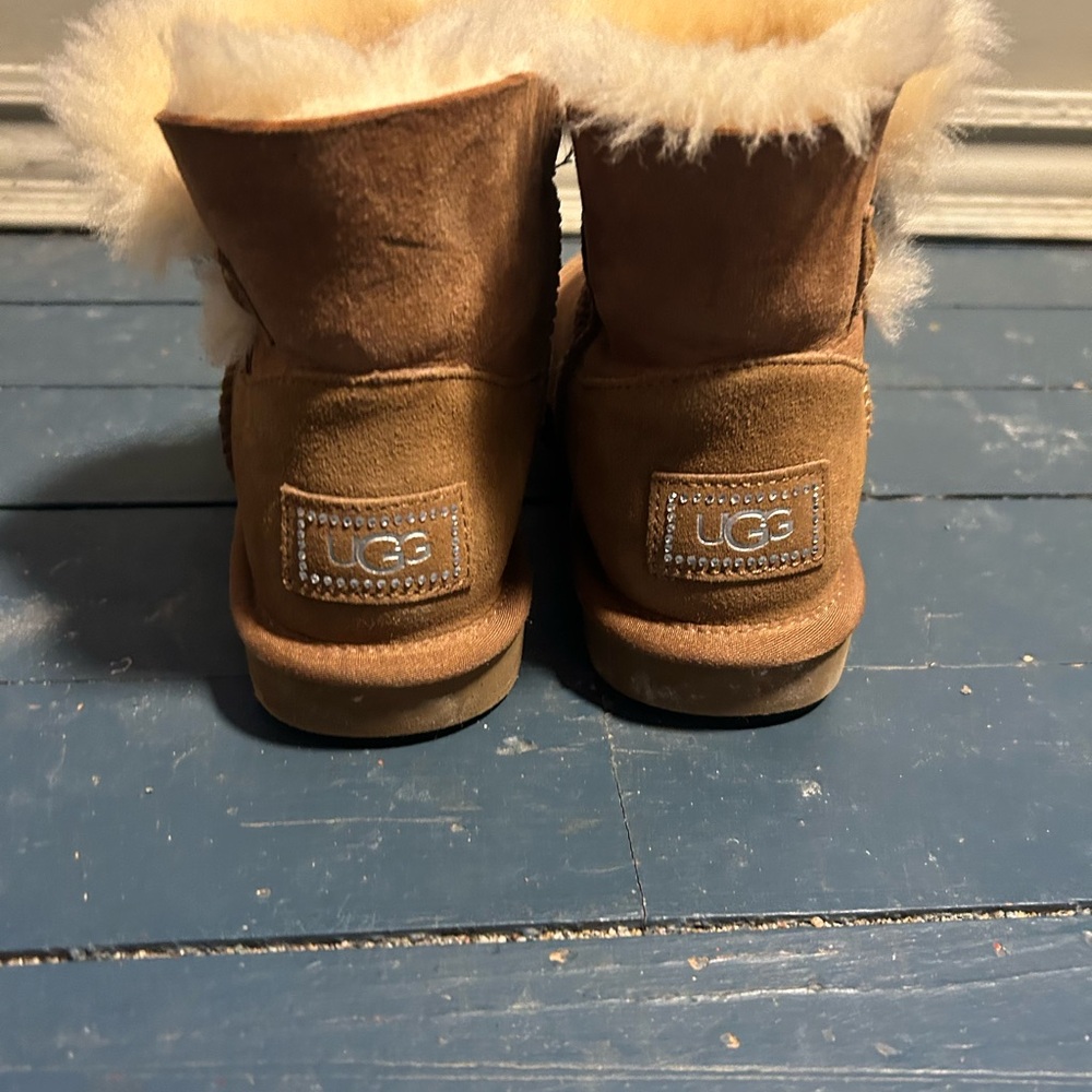 UGGS size 5 - Picture 3 of 3
